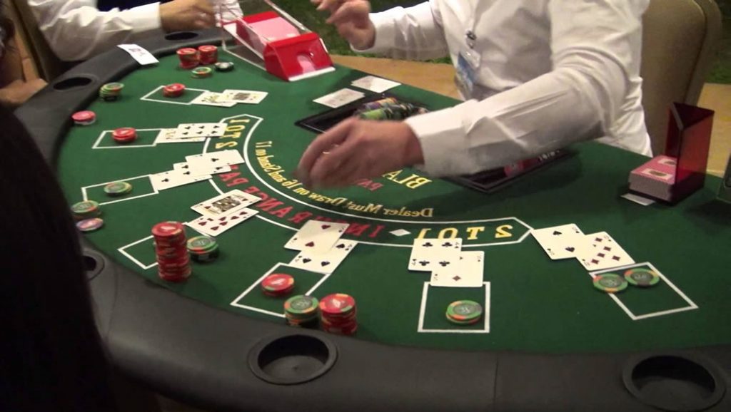 Gerçek Bir Casino Blackjack Masasında Oyun